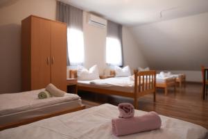 Postel nebo postele na pokoji v ubytování Prenoćište Džinić