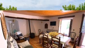 un soggiorno con tavolo e una sala da pranzo di Caserio Los Chacones a Moratalla