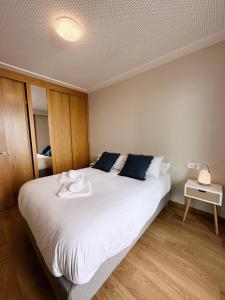Posteľ alebo postele v izbe v ubytovaní Estudio céntrico 2 con terraza y parking privado