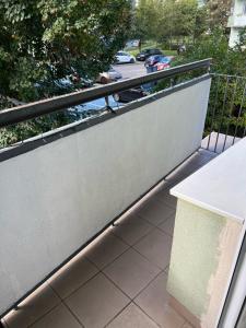 Un balcón con barandilla y una mesa blanca. en Apartament Baltic Sea, en Gdansk