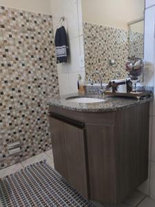 博尼圖的住宿－Pousada Rancho Bonito，一间带水槽和淋浴的浴室