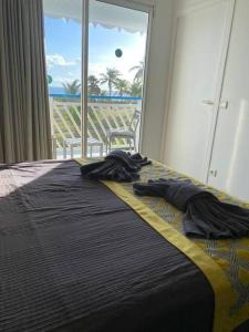 聖弗朗西斯的住宿－Kaza Loulou，一间卧室设有一张床,享有海景
