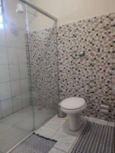 a bathroom with a toilet and a shower at Pousada Rancho Bonito in Bonito