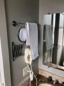 貝洛奧里藏特的住宿－Condomínio Max Savassi Superior apto 1502，浴室配有盥洗盆、镜子和毛巾