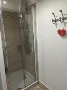 y baño con ducha y puerta de cristal. en Suite partner, en Peyriac-Minervois