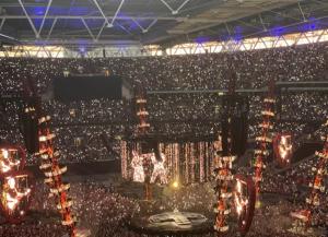 Une foule nombreuse de gens dans un stade la nuit dans l'établissement Wembley Luxury Residence- Opulence House, à Londres