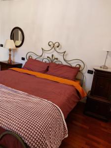 een slaapkamer met een bed met een rood dekbed bij Appartamento Ristoro67 in Arezzo