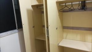 een inloopkast met een raam en planken bij Apartamento aconchegante próximo à UFS in São Cristóvão +36 foto's