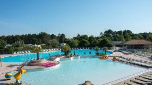 a large swimming pool at a resort at Mobil home dans un camping **** la réserve / siblu in Gastes