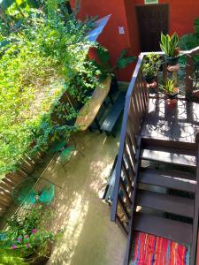 Pura Vida Hostel في مونتيزوما: الدرج مع نباتات الفخار بجوار المنزل