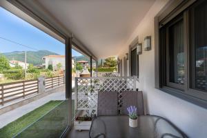 uma varanda com uma mesa e cadeiras e uma vista em Elia Luxury Apartments em Stavros