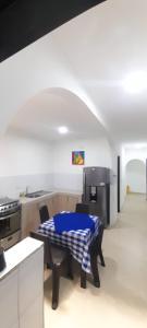 eine Küche mit einem Tisch und einem blauen Tischtuch darauf in der Unterkunft Tu hogar en Cali Apto centrico cómodo y privado in Cali