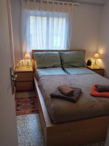 1 dormitorio con 1 cama grande y 2 mesitas de noche en EVA en Playa de Gandia