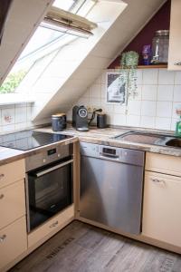 uma cozinha com um lavatório e uma máquina de lavar louça em Maisonettewohnung, citynah, W-Lan, Netflix em Weyhe