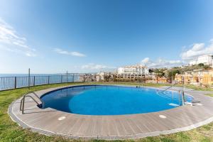 einen Pool mit Meerblick in der Unterkunft Beachside Retreat with Private Terrace in Benalmádena
