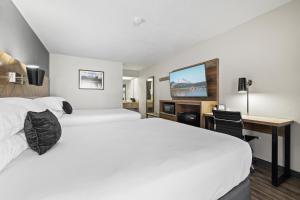 Postel nebo postele na pokoji v ubytování Red Lion Inn & Suites Deschutes River - Bend