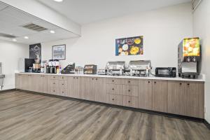 Příslušenství pro přípravu čaje a kávy v ubytování Red Lion Inn & Suites Deschutes River - Bend