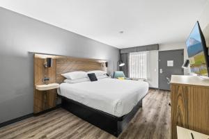 Postel nebo postele na pokoji v ubytování Red Lion Inn & Suites Deschutes River - Bend