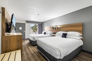 Postel nebo postele na pokoji v ubytování Red Lion Inn & Suites Deschutes River - Bend