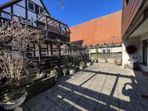 a courtyard with potted plants and a brick building at Altstadt-FeWo-Zentrum in Hameln