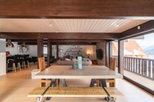 uma sala de jantar e sala de estar com mesa em Chalet Genepi - spectacular ski and summer home em Saint-Gervais-les-Bains