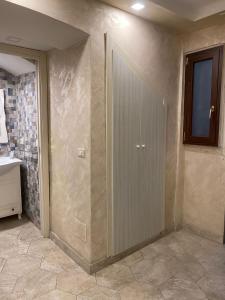 a bathroom with a door in the corner of a room at Ciro House in Naples