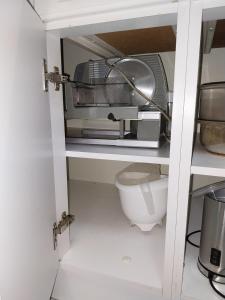 ein Bad mit einem WC in einem weißen Schrank in der Unterkunft Yvonne's BELA VISTA in Sesimbra