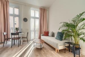 salon z kanapą i stołem w obiekcie Kamienica Centrum Apartament nr 6 w Szczecinie