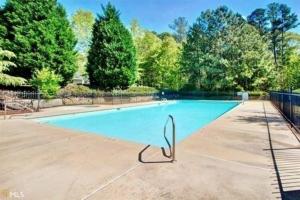 uma grande piscina num quintal com árvores em Cozy basement apartment em Fayetteville