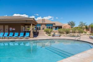 una piscina con sillas y una casa en Casa Del Osos with Yard Pool and Spa, en Washington