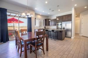 Una cocina y un comedor con mesa y sillas. en Casa Del Osos with Yard Pool and Spa, en Washington
