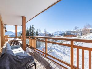 d'un balcon avec vue sur les montagnes enneigées. dans l'établissement Ski-in/Ski-out à l'Alpe d'Huez: Appartement 130m² avec Piscine, Sauna et Hammam - FR-1-645-21, à Huez
