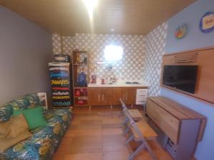 sala de estar con sofá y cocina en Flat Recanto Gaivota - Praia de Peroba - Maragogi, en Maragogi
