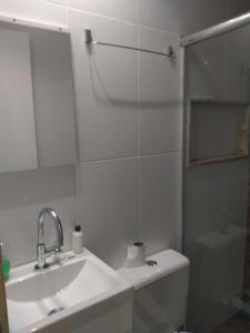 une salle de bain avec un lavabo, des toilettes et une douche dans l'établissement Apto Ventano, à Campos dos Goytacazes