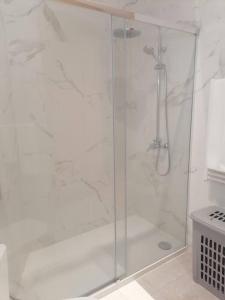 um chuveiro com uma porta de vidro na casa de banho em Garrett Houses em Póvoa de Varzim