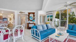 Ruang duduk di Turtle's Nest Beach Resort
