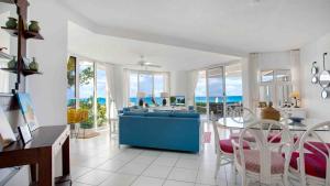 Ruang duduk di Turtle's Nest Beach Resort