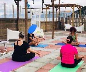 un grupo de personas sentadas en el suelo haciendo yoga en Edoardo, en Minturno