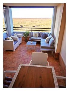 イスラ・カネラにあるLas Marismas de Isla Canelaのソファと椅子とテーブルのあるリビングルーム