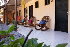 een groep stoelen op de veranda van een huis bij Roxy's Bed & Breakfast in Boca Chica