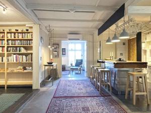 Cette chambre dispose d'un bar ainsi que de tables et de chaises. dans l'établissement Holiday home LIDKÖPING VIII, à Lidköping