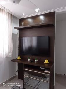 un salon avec une télévision sur un meuble dans l'établissement Apto Ventano, à Campos dos Goytacazes