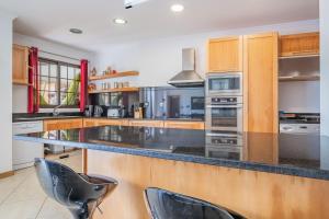 Kuchyň nebo kuchyňský kout v ubytování Casa Fonte Pinheiro by LovelyStay