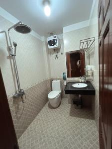A bathroom at Khách Sạn Nam Sơn