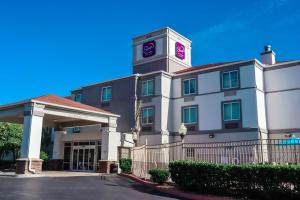 un bâtiment avec une tour d'horloge en haut dans l'établissement Sleep Inn & Suites Ocala - Belleview, à Marion Oaks