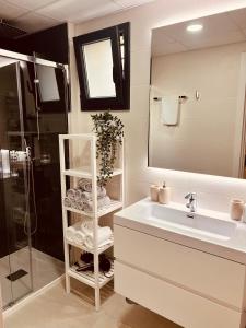een badkamer met een wastafel, een douche en een spiegel bij Costa Blanca Livin Orihuela Costa, Flamenca Village in Orihuela