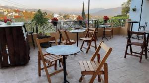 un patio con mesas y sillas en el balcón en Casa Marú, en Oaxaca City