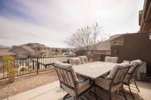 una mesa y sillas en un patio con una valla en Casa Manzana Near Zion NP, en Washington