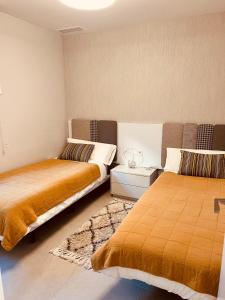 een slaapkamer met 2 bedden en een tapijt bij Costa Blanca Livin Orihuela Costa, Flamenca Village in Orihuela