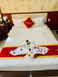 Säng eller sängar i ett rum på Khách Sạn Nam Sơn